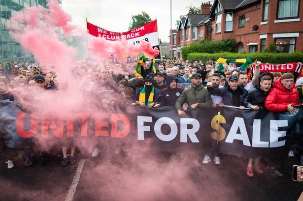 the-story-of-the-10-000-manchester-united-fans-who-marched-against-the